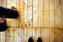 Ça va, ça va, installation, palettes de transport gravées de textes, dimensions variables, exposition Sous la Ternte, Bordeaux, mars 2012, Emmanuel ARAGON